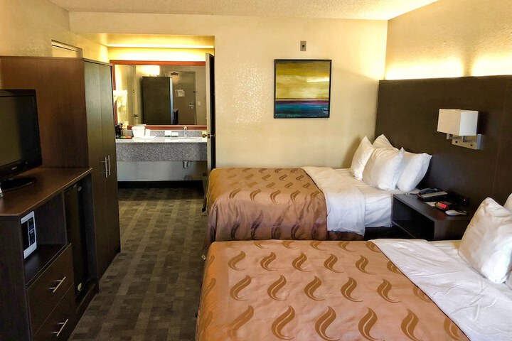 2 Double Beds Accessible (3 of 9)