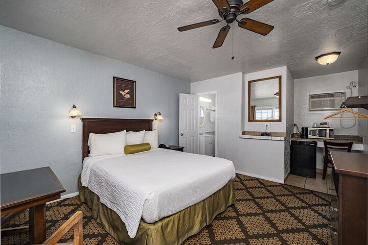 1 Queen Bed (8 of 10)