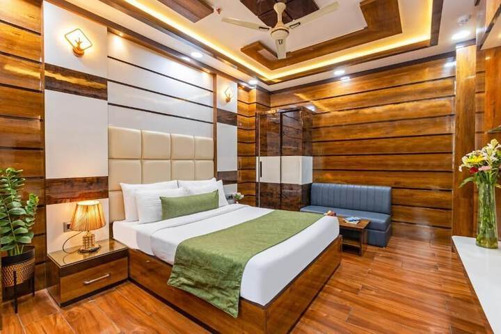 Room 4 of 16