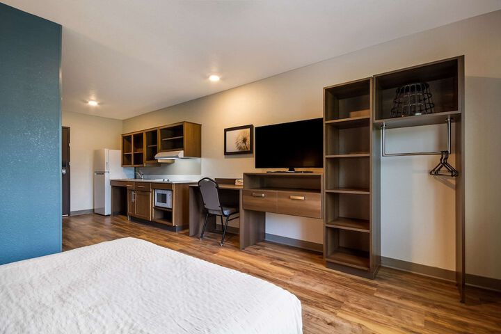 1 Queen Bed (7 of 18)
