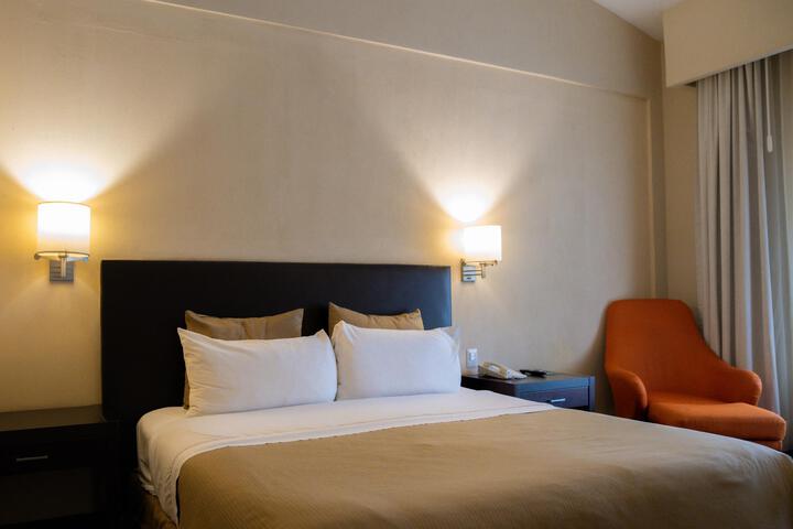 Room 28 of 65