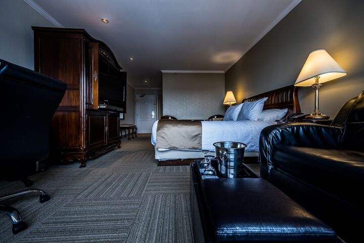 1 Queen Bed Accessible (22 of 27)
