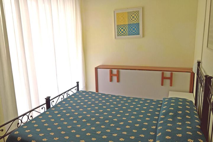 Room 8 of 27