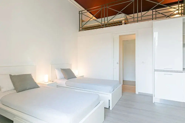 Room 4 of 11
