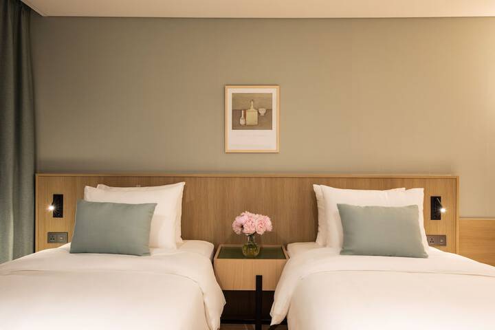 Room 4 of 98