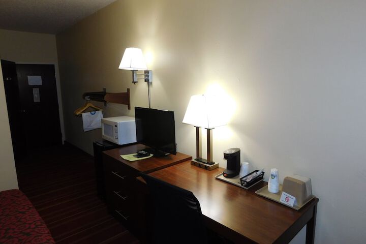 1 Queen Bed (7 of 11)