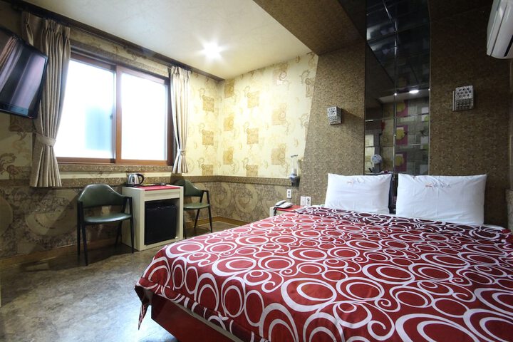 Room 18 of 27
