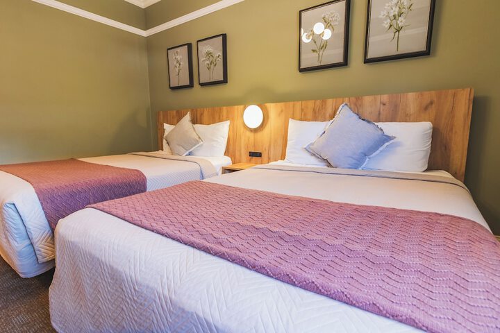 1 Queen Bed (5 of 13)
