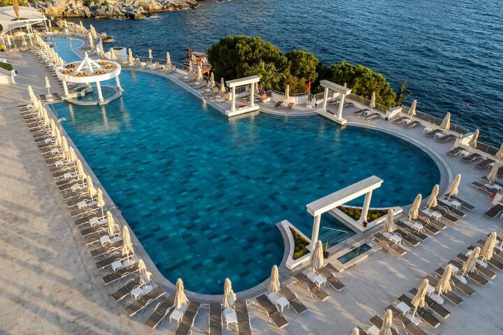 Hotel with Pool