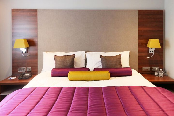Room 4 of 16