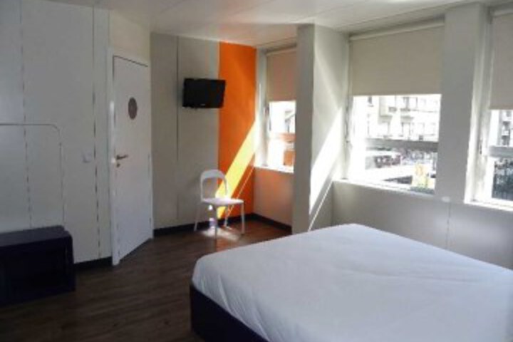 Room 4 of 9