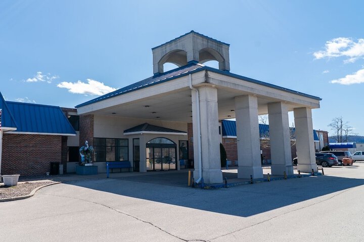 Exterior of Coratel Inn and Suites by Jasper La Crosse