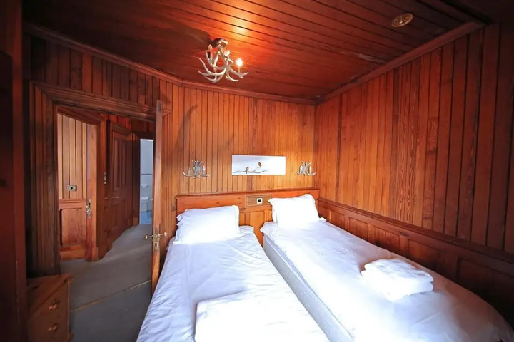 Room 8 of 15