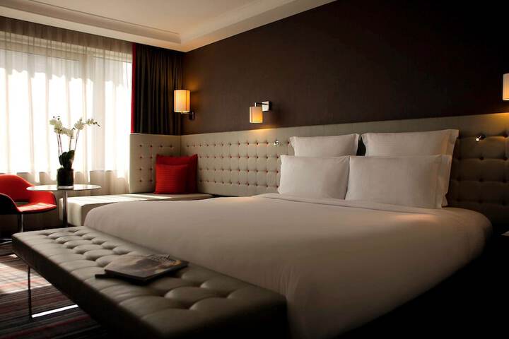 Room 18 of 118