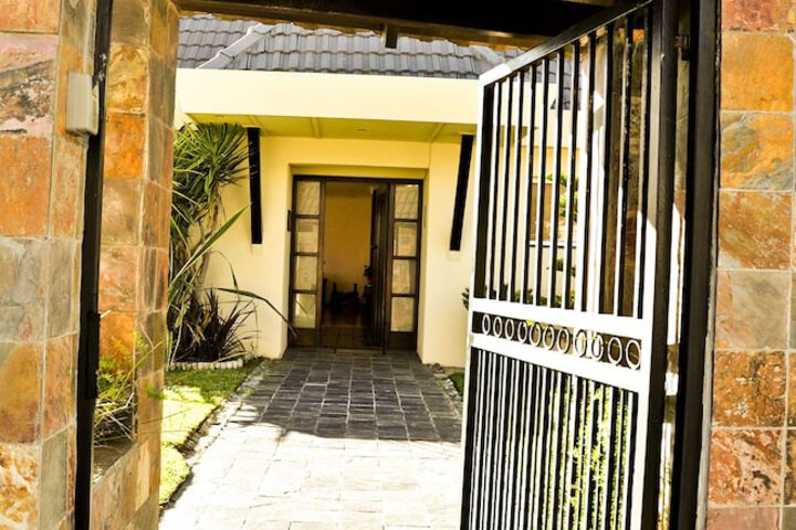 Hotel Exterior 25 of 28