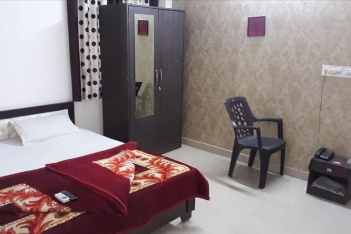 Room 8 of 11