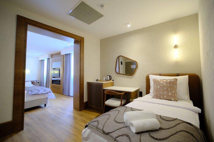 Room 6 of 83