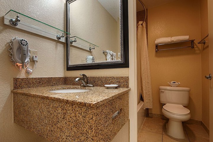 1 Queen Bed Pet Friendly Room, Microwave and Refrigerator WiFi Full Breakfast (2 of 5)