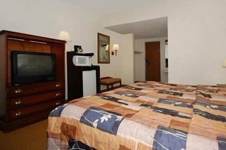 1 King Bed (2 of 9)