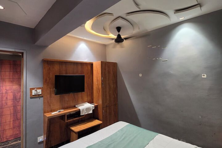 Room 9 of 14
