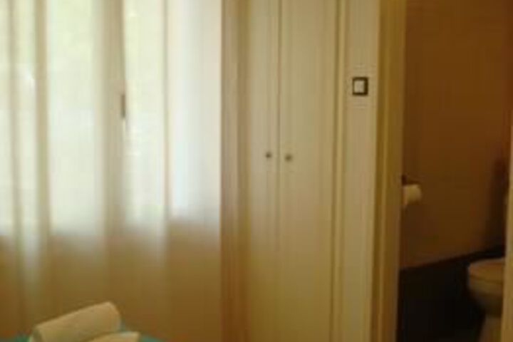 Room 13 of 36