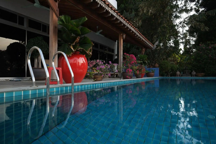 Pool 10 of 18