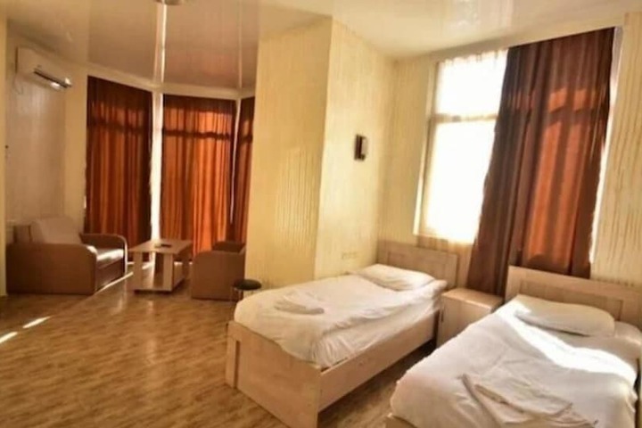 Room 4 of 8