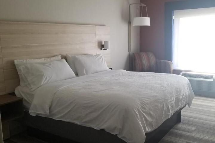 1 King Bed (2 of 18)