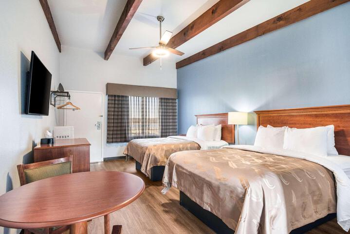 2 Queen Beds (5 of 18)