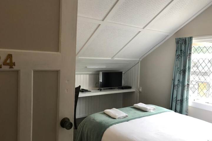 Room 8 of 32