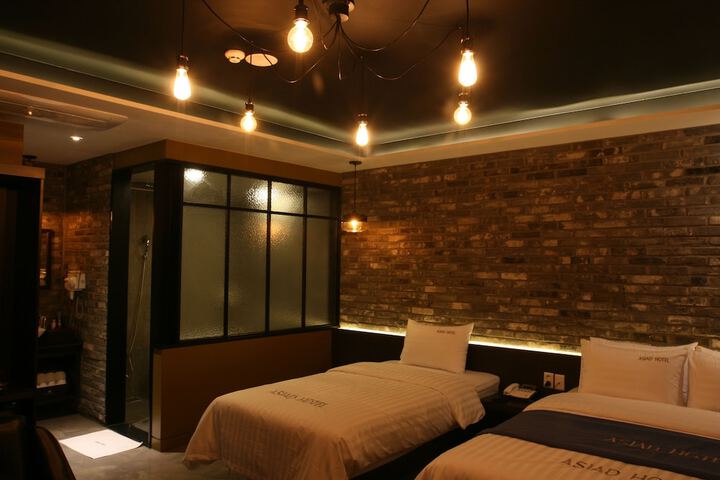 Room 13 of 32