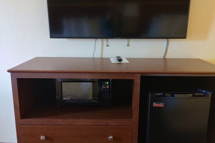 1 Queen Bed (5 of 19)