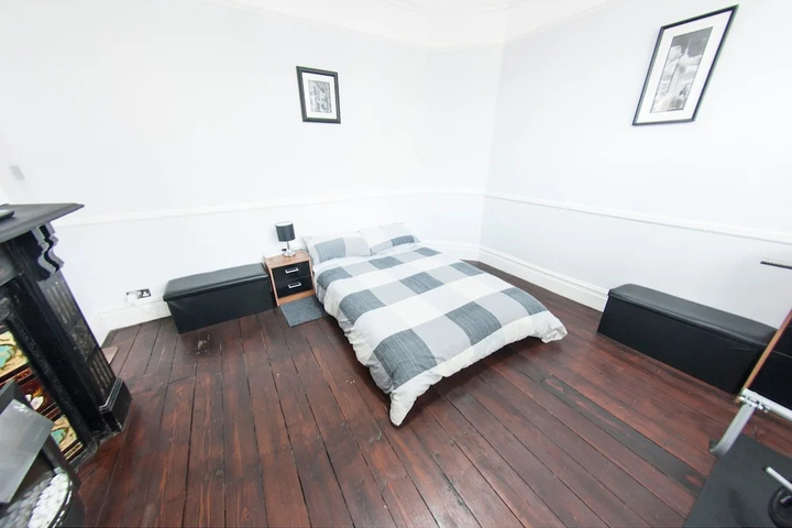 Room 4 of 16