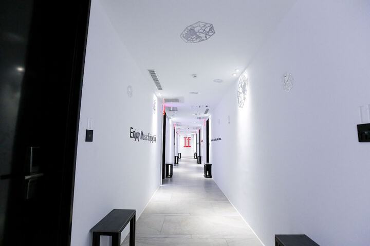 Room 53 of 99
