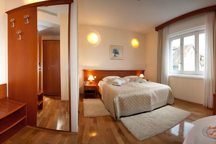 Room 7 of 76