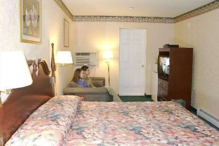 1 Queen Bed (6 of 9)