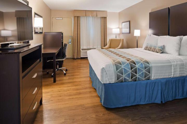 1 Queen Bed High Speed Internet Accessible Coffee Maker, Hairdryer Iron and Ironing Board Continental Breakfast (3 of 13)