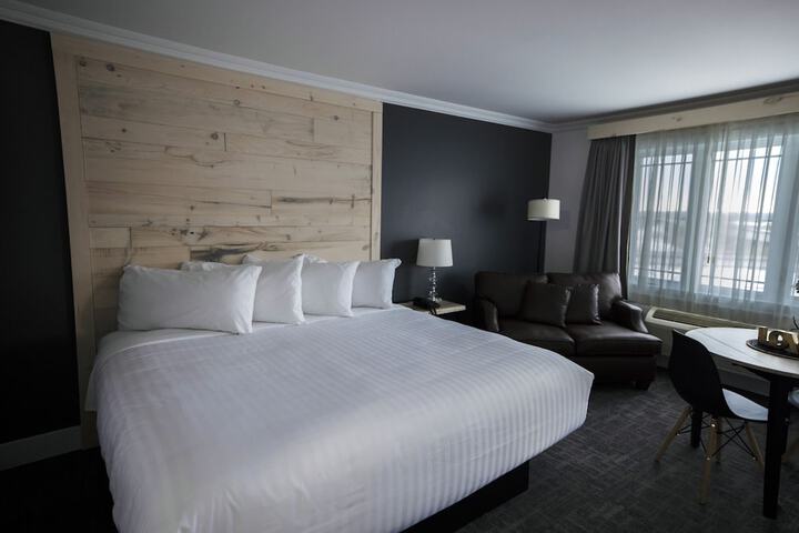 Deluxe Suite (1 of 9)