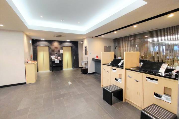 Check-in/check-out kiosk