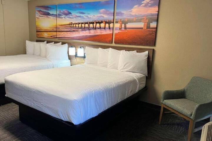 1 Queen Bed (7 of 8)