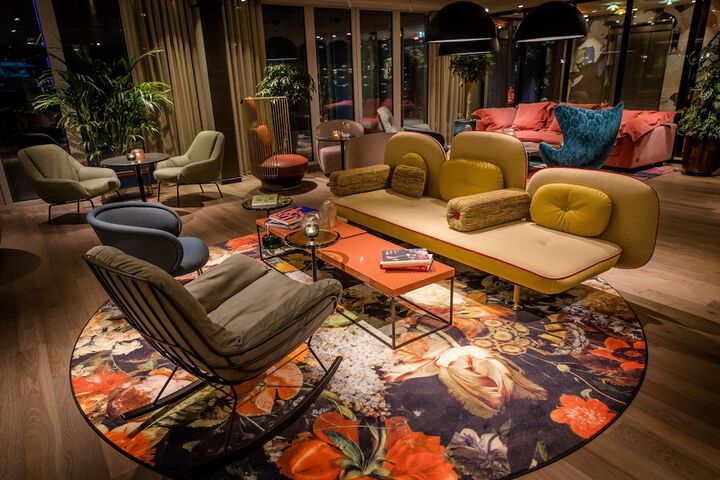 Lounge 35 of 41