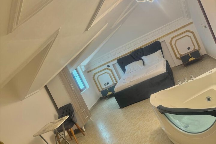 Room 7 of 12