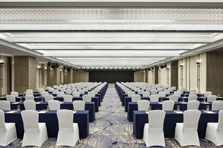 Ballroom/Hall 43 of 52