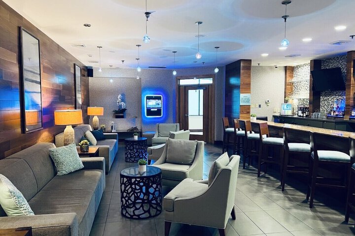 Lounge 24 of 34