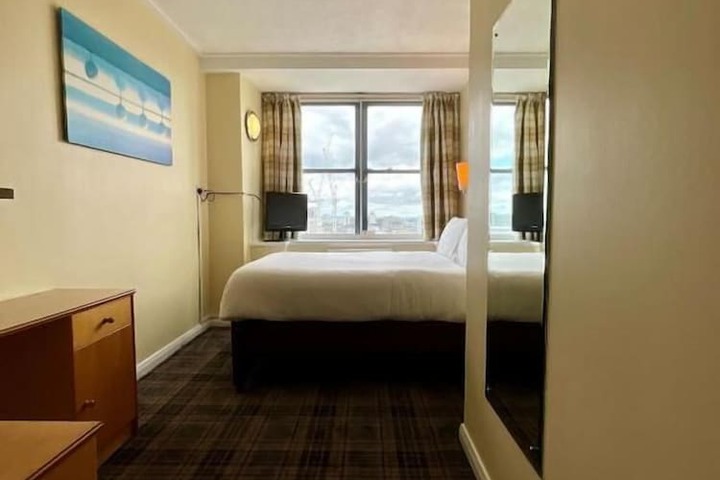 Room 33 of 83