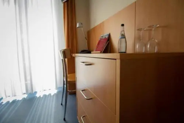 Room 5 of 16