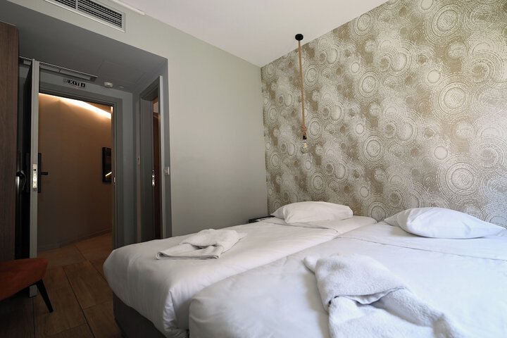 Room 88 of 200
