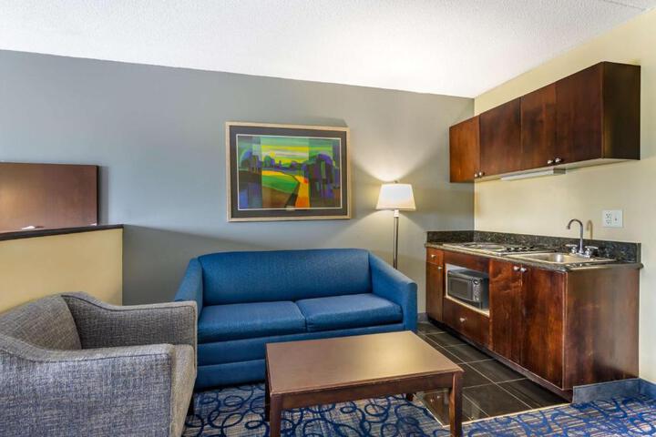 2 Queen Beds - Wireless High Speed Internet Accessible Microwave and Refrigerator Pillowto (1 of 12)