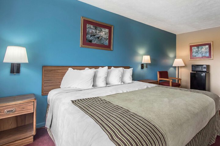 1 King Bed (3 of 12)