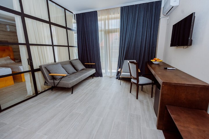 Room 33 of 42